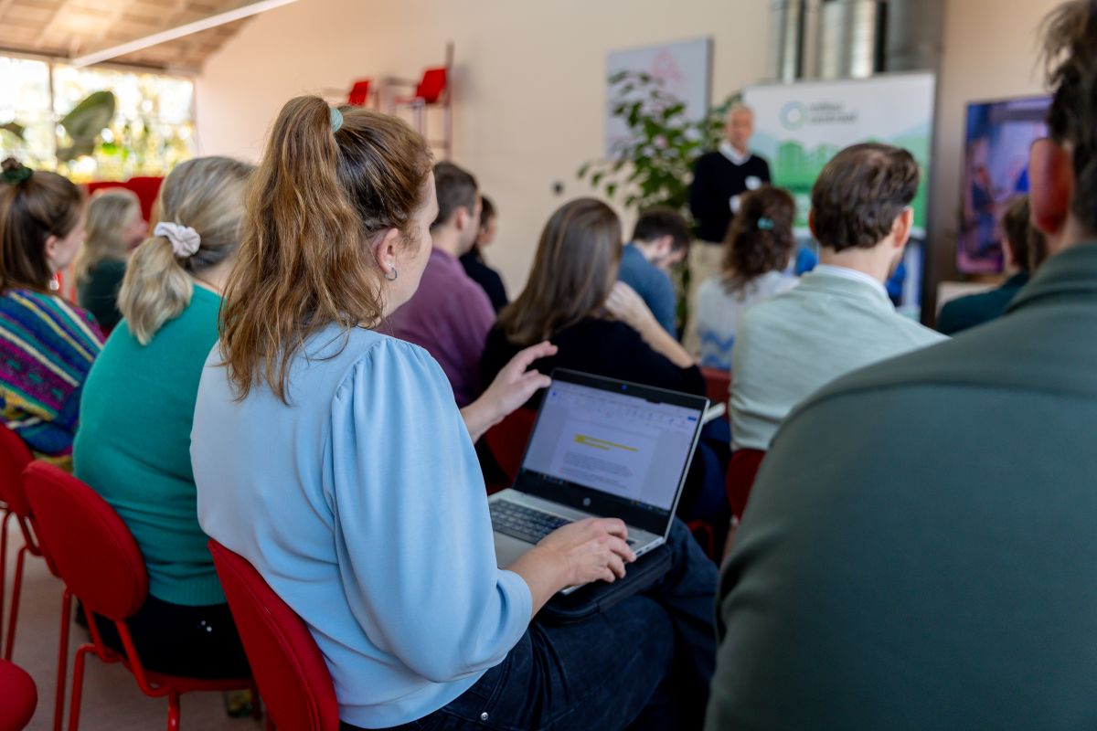 Mensen luisteren naar spreker